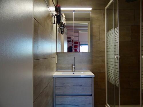 ein Badezimmer mit Waschbecken und Spiegel in der Unterkunft Melroce Holiday Cottage 5504 in Bredene