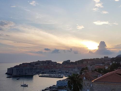 vistas a una ciudad con puesta de sol sobre el agua en Pearl of Adriatic en Dubrovnik