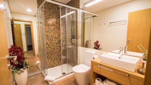 ペーゾ・ダ・レーグアにあるBugalha My Loft Douro 7のバスルーム(シャワー、トイレ、シンク付)