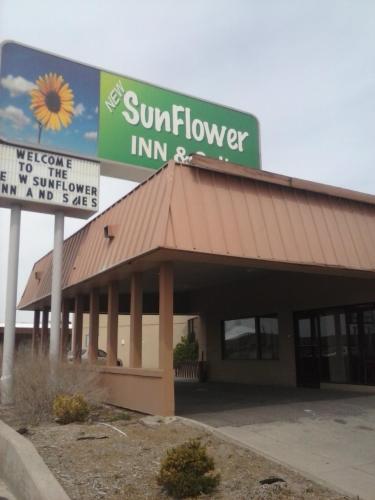 ein Sonnenblumengasthaus mit einem Schild darüber in der Unterkunft Sunflower Inn & Suites - Garden City in Garden City