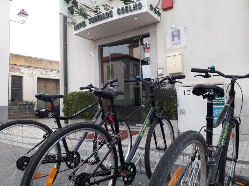 duas bicicletas estacionadas em frente a um edifício em Hotel Trindade Coelho em Mogadouro