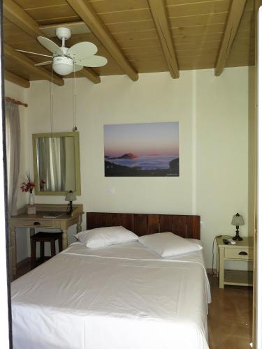 Katil atau katil-katil dalam bilik di Kaminaki Amorgos