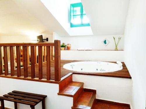 une salle de bain avec baignoire sur un parquet dans l'établissement Hotel Palacio Buenavista, à Belmonte