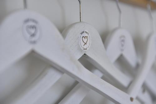 a white heart ornament hanging from a ceiling at Hôtel et Apparts Marin in Laval