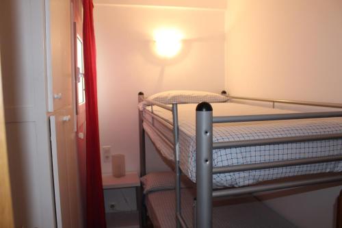 パラモスにあるEstudi vista mar La Foscaの小さな部屋(照明付)の二段ベッド1台分です。