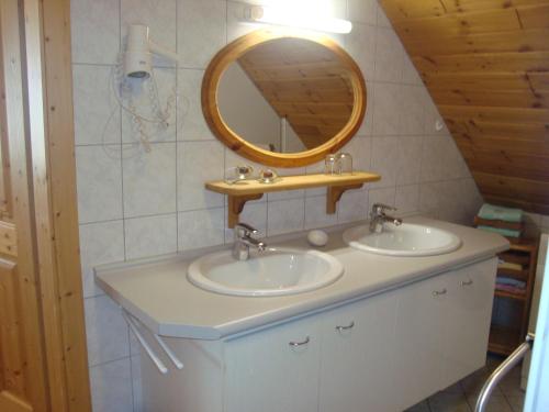 ein Badezimmer mit 2 Waschbecken und einem Spiegel in der Unterkunft Einkehrhof Poggau in Reinsberg