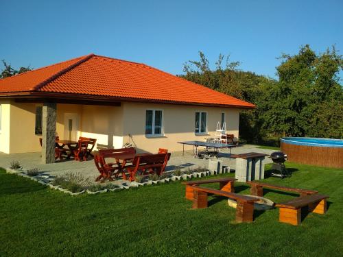 una casa con mesa de picnic y piscina en Holiday House Adrelot en Heřmaničky