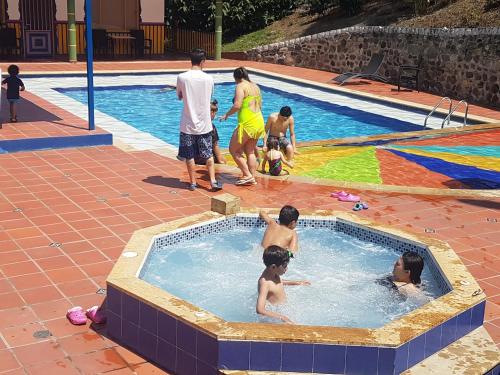 Bazén v ubytování Finca Hotel Guayacundo nebo v jeho okolí