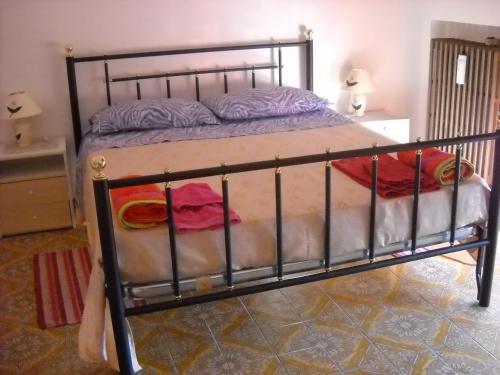 uma cama com uma armação de metal num quarto em Casa Aurora em Fano