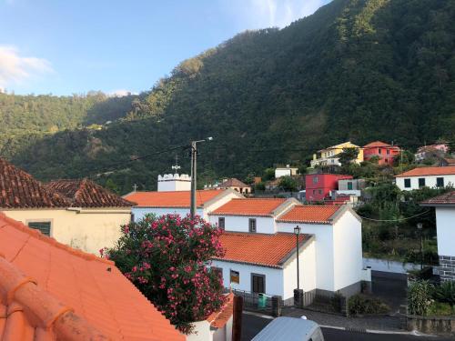 a view of a town with a mountain in the background at Casa da Igreja in Santana