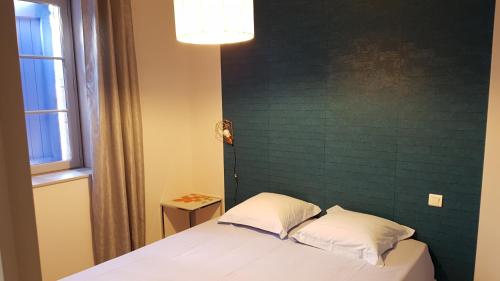 ヴィルフランシュ・ド・ルエルグにあるGITE PAGO DUPLEXの緑の壁のベッドルーム1室