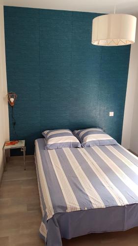 ヴィルフランシュ・ド・ルエルグにあるGITE PAGO DUPLEXの緑の壁のベッドルーム1室(大型ベッド1台付)