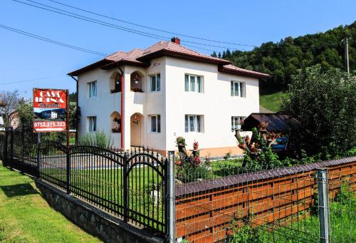 ein weißes Haus mit einem Zaun davor in der Unterkunft Casa Irina in Kloster Humor