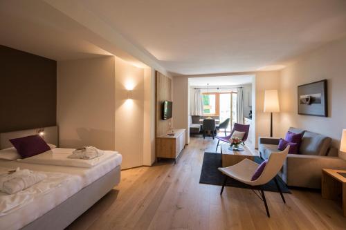 A bed or beds in a room at Das Grafenstein Familienresidence