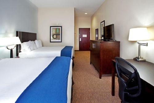 a hotel room with two beds and a desk at Holiday Inn Express - Eunice by IHG in Eunice