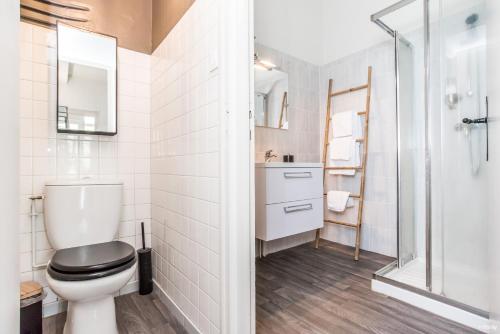 Bathroom sa Appartements Scaliger Jardin Wifi Proche Gare