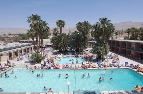 een groep mensen in een zwembad in een hotel bij Desert Hot Springs Spa Hotel in Desert Hot Springs