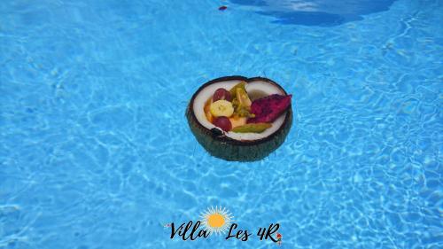 a fruit salad in a bowl in a pool at Villa les 4R in Les Abymes