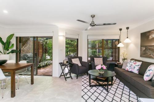 una sala de estar con un sofá y una mesa en Calinda Sol 2 @ Clarkes Beach, en Byron Bay