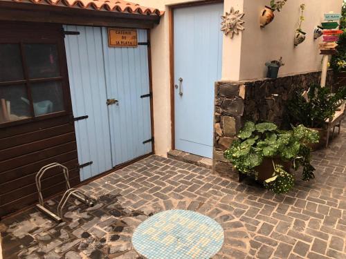 une porte d'entrée d'une maison avec une porte bleue dans l'établissement Caserío de la Playa - Adults Only, à Valle Gran Rey