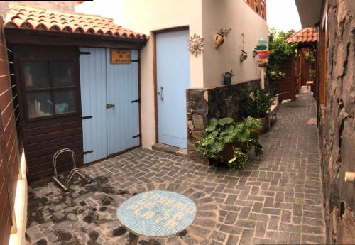 eine Terrasse mit einem Tisch vor einem Gebäude in der Unterkunft Caserío de la Playa - Adults Only in Valle Gran Rey