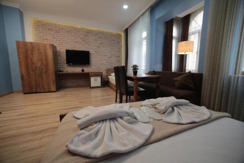 1 dormitorio con 1 cama y sala de estar en Taksim Park Suites en Estambul