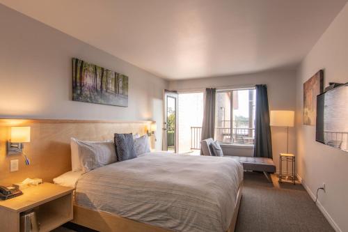 a bedroom with a large bed and a window at Harbour House Hotel in Ganges