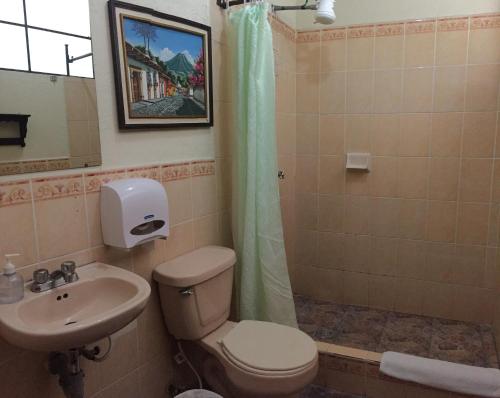 Ein Badezimmer in der Unterkunft Hostal Antigua
