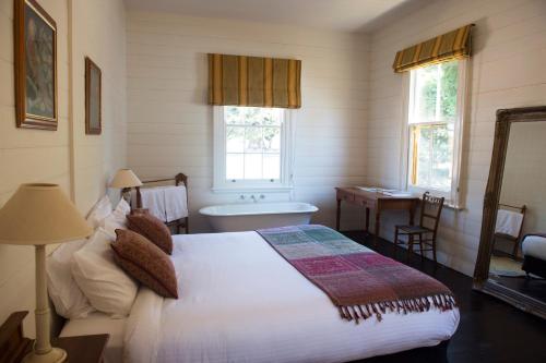 En eller flere senge i et værelse på Hillview Heritage Estate