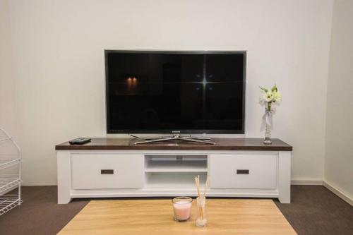 Televisyen dan/atau pusat hiburan di The Happy Delightful Place - Entire 2 Room Apartment