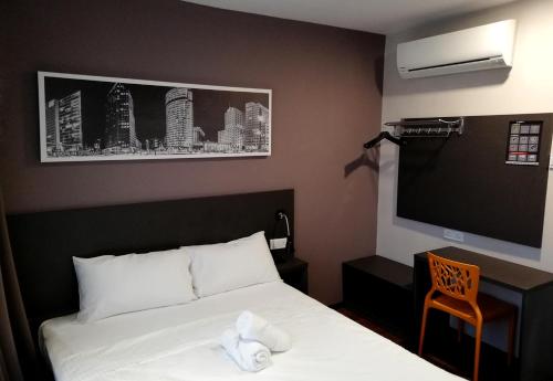 Кровать или кровати в номере The Loft Plaza Hotel
