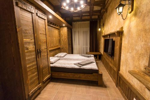 Ein Bett oder Betten in einem Zimmer der Unterkunft Домбай Вершина апартотель