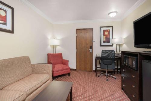 AmericInn by Wyndham Johnston Des Moinesにあるテレビまたはエンターテインメントセンター