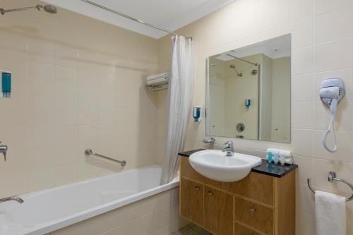 A bathroom at Nesuto Canberra