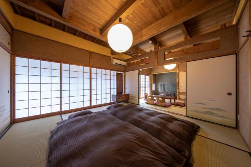 琴平町にあるこんぴら町家 Konpira Machiyaの窓付きのベッドルーム1室(大型ベッド1台付)