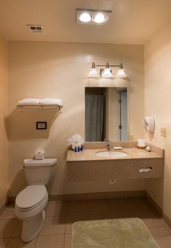 Un baño de Beach House Inn & Suites