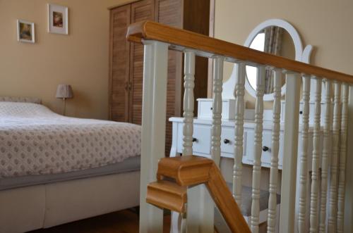 Una escalera que conduce a un dormitorio con cama en Our House In The Town, en Veliko Tŭrnovo