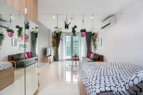 um quarto com uma cama e uma sala de estar em KIRAKUAN Precious COCOON , Pool/Gym em Ho Chi Minh