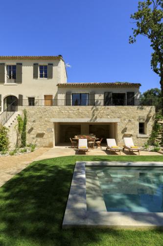 une maison avec une piscine devant une maison dans l'établissement Les Bastides du Mas de l'Amarine, à Saint-Rémy-de-Provence