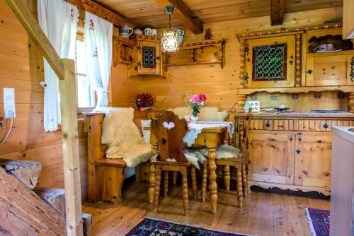 a kitchen with a table and chairs in a cabin at Hütte zum Verlieben in Gurk