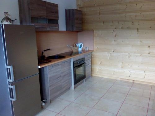 Drewniane pokoje w Niedzicyにあるキッチンまたは簡易キッチン