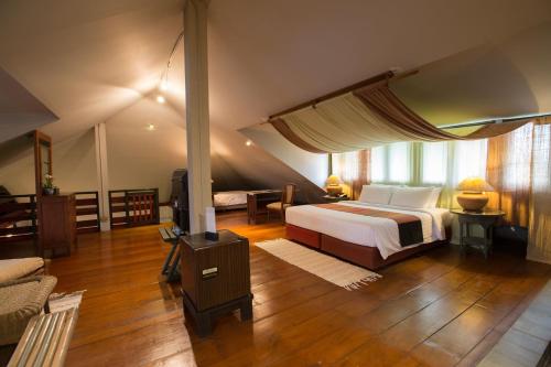 una camera con letto, scrivania e letto Sidx Sidx Sidx di The Imperial Chiang Mai Resort & Sports Club a Chiang Mai