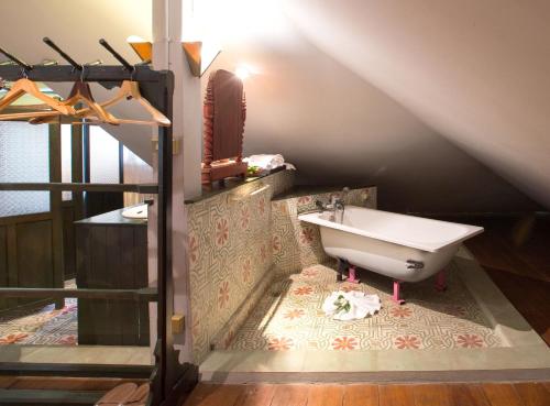 un bagno con lavandino sul pavimento e scala di The Imperial Chiang Mai Resort & Sports Club a Chiang Mai
