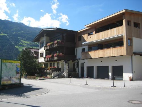 ein Gebäude an der Straßenseite in der Unterkunft Gästehaus Braunegger in Stumm