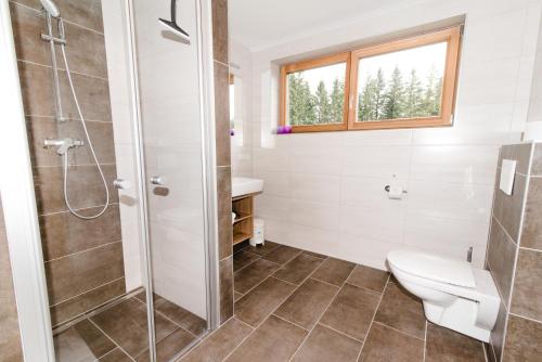 uma casa de banho com um chuveiro e um WC. em Ferienparadies Wiesenbauer em Sankt Michael im Lungau