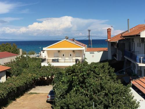 スカラ・ポタミアスにあるMakioulas apartmentsの海を背景にした家の風景