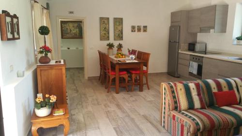 
a living room filled with furniture and a table at Casa el Porte in Tegueste
