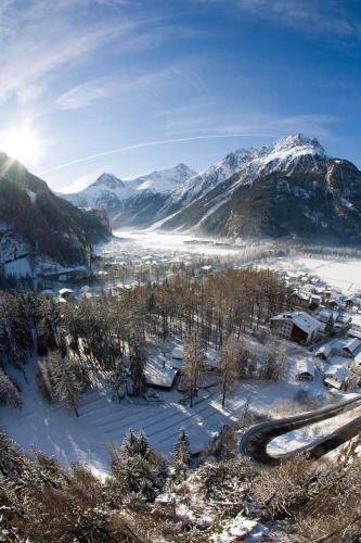 a snow covered valley with mountains in the background at Ferienresidenz La Vita in Längenfeld