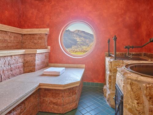 een badkamer met een wastafel en een raam bij Hapimag Ferienwohnungen Bad Gastein in Bad Gastein