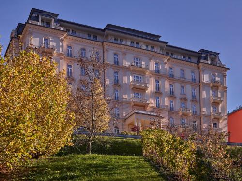 a large building with a tree in front of it at Hapimag Ferienwohnungen Bad Gastein in Bad Gastein
